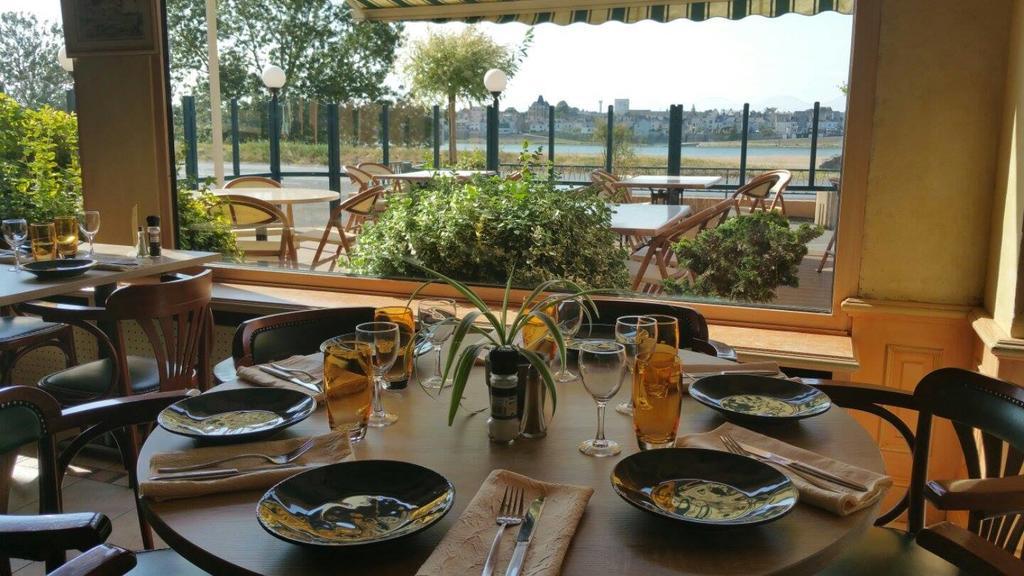 Logis Hotels - Au Poisson D'Argent - Hotel 3 Etoiles Et Restaurant Le Mesnil-en-Vallée Esterno foto