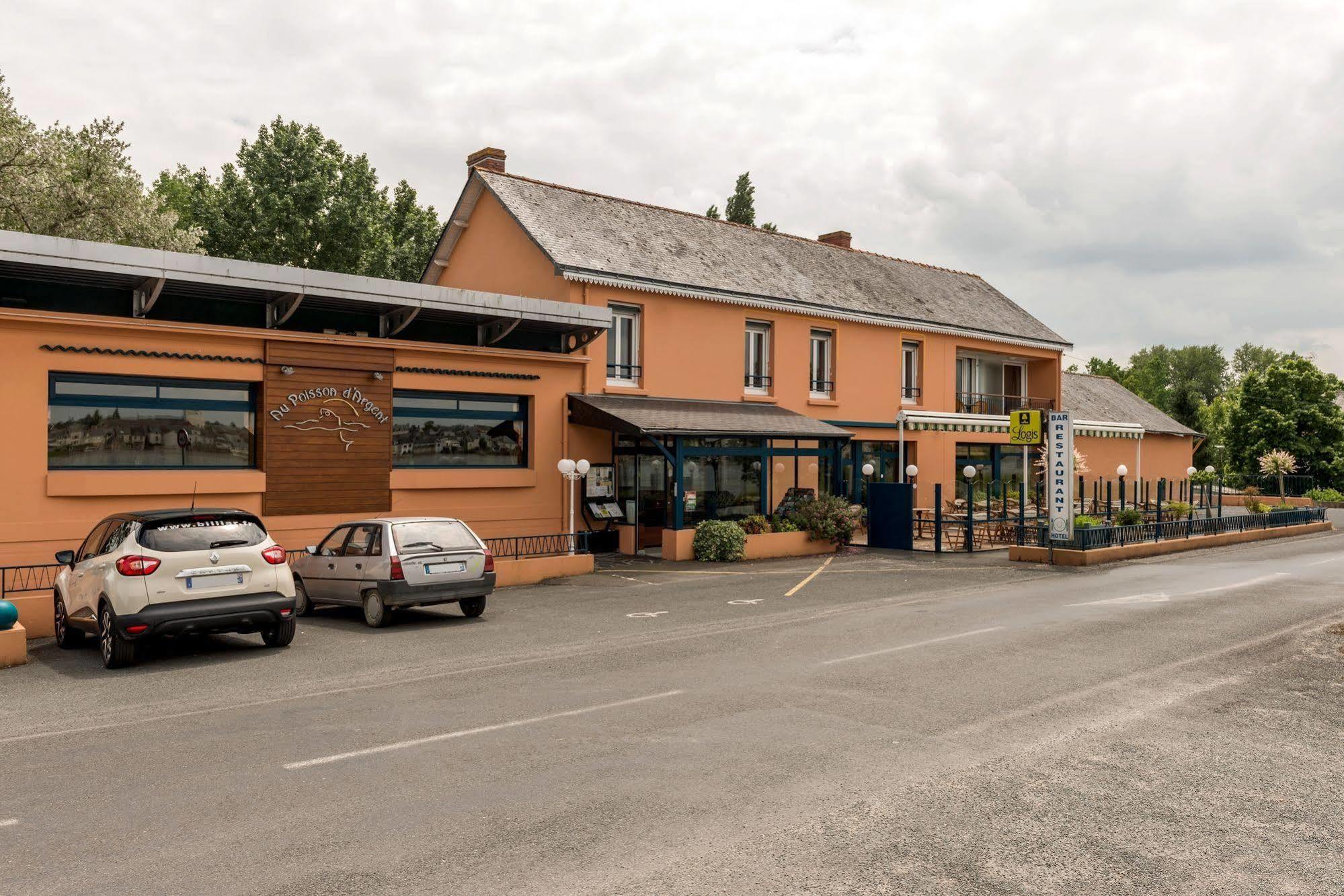 Hotel Logis Au Poisson D'Argent Le Mesnil-en-Vallée Esterno foto