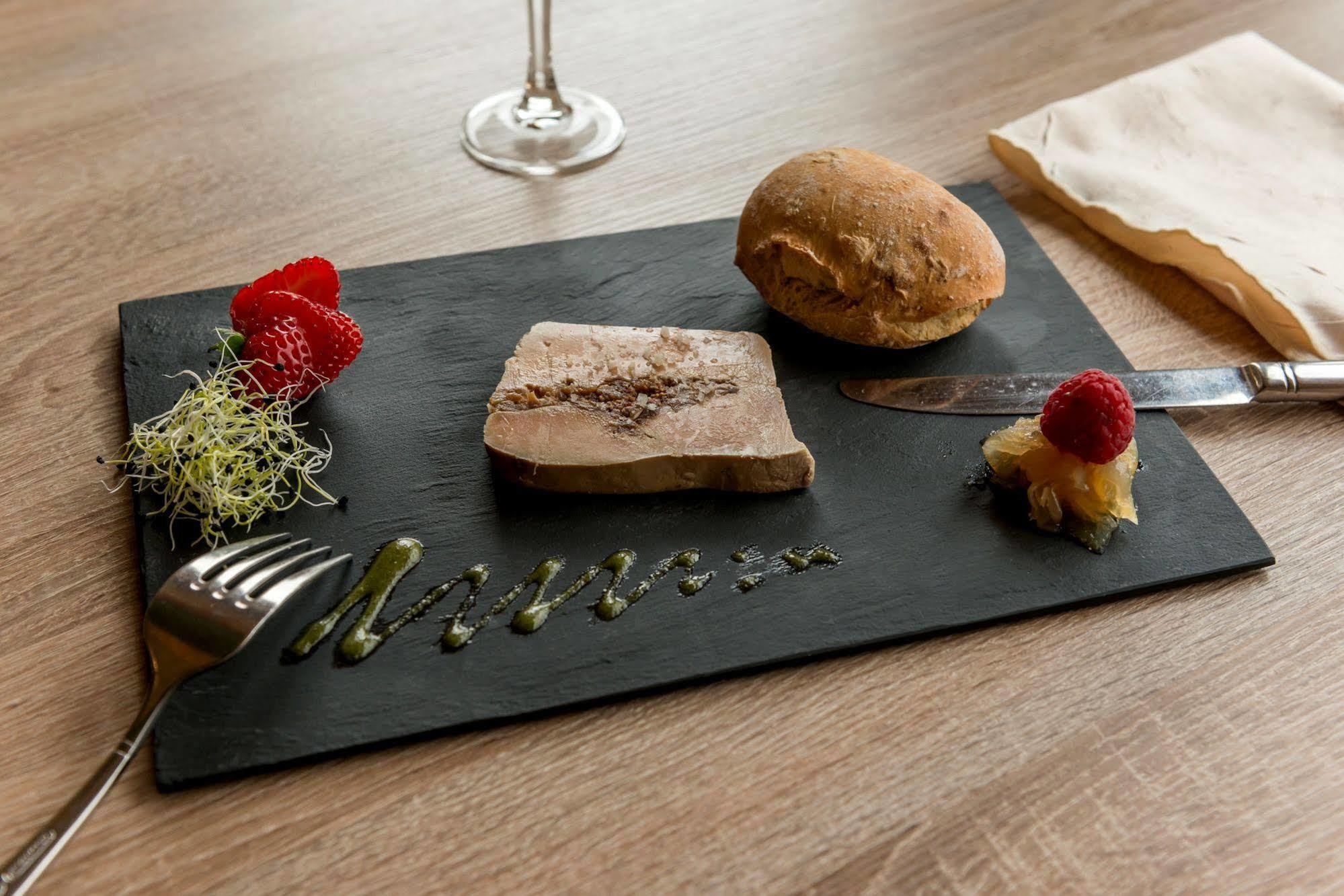 Logis Hotels - Au Poisson D'Argent - Hotel 3 Etoiles Et Restaurant Le Mesnil-en-Vallée Esterno foto