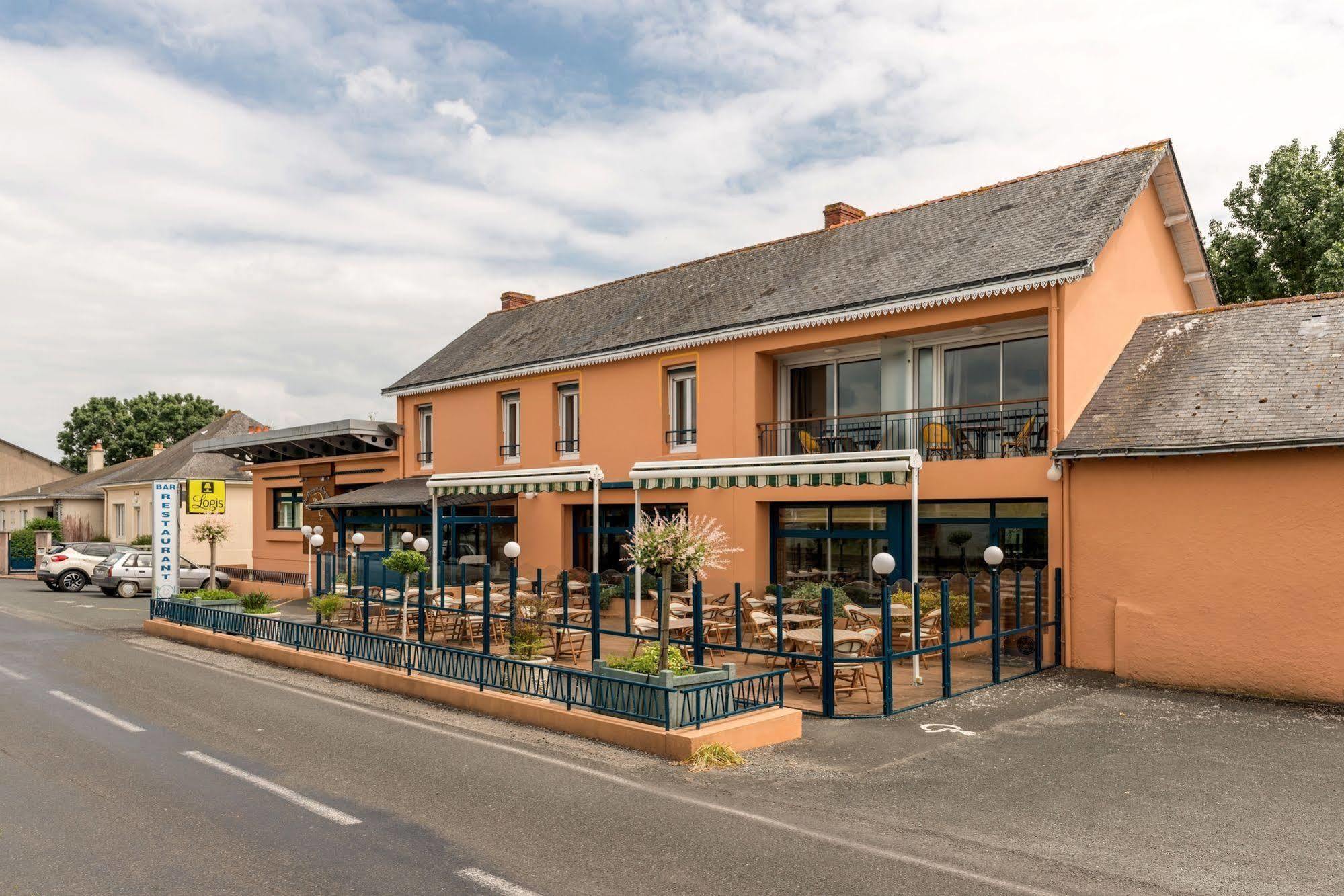 Hotel Logis Au Poisson D'Argent Le Mesnil-en-Vallée Esterno foto