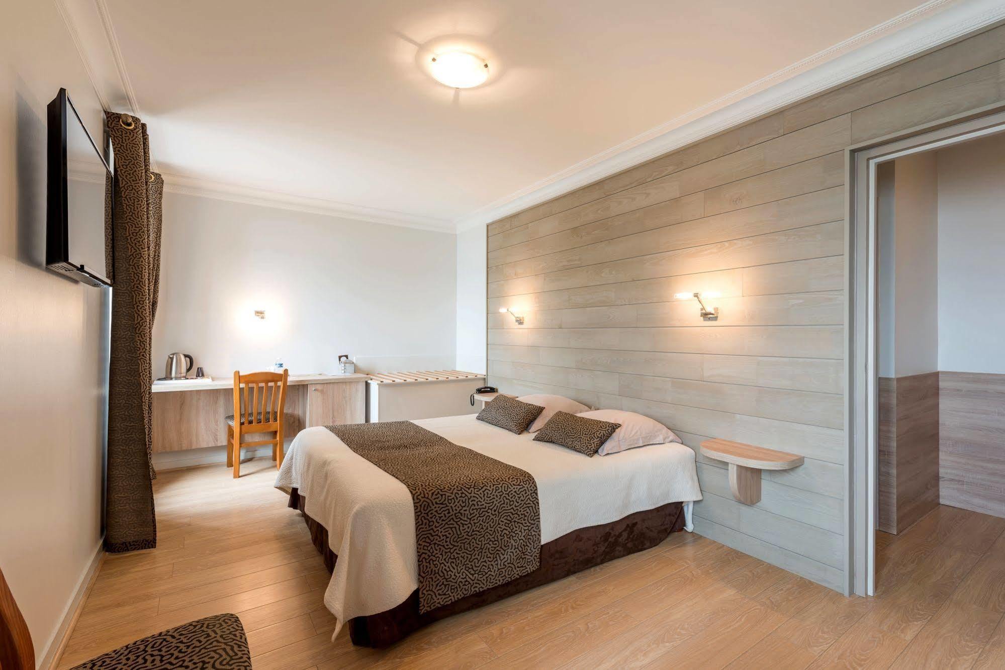 Logis Hotels - Au Poisson D'Argent - Hotel 3 Etoiles Et Restaurant Le Mesnil-en-Vallée Esterno foto