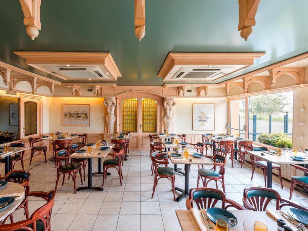 Logis Hotels - Au Poisson D'Argent - Hotel 3 Etoiles Et Restaurant Le Mesnil-en-Vallée Esterno foto