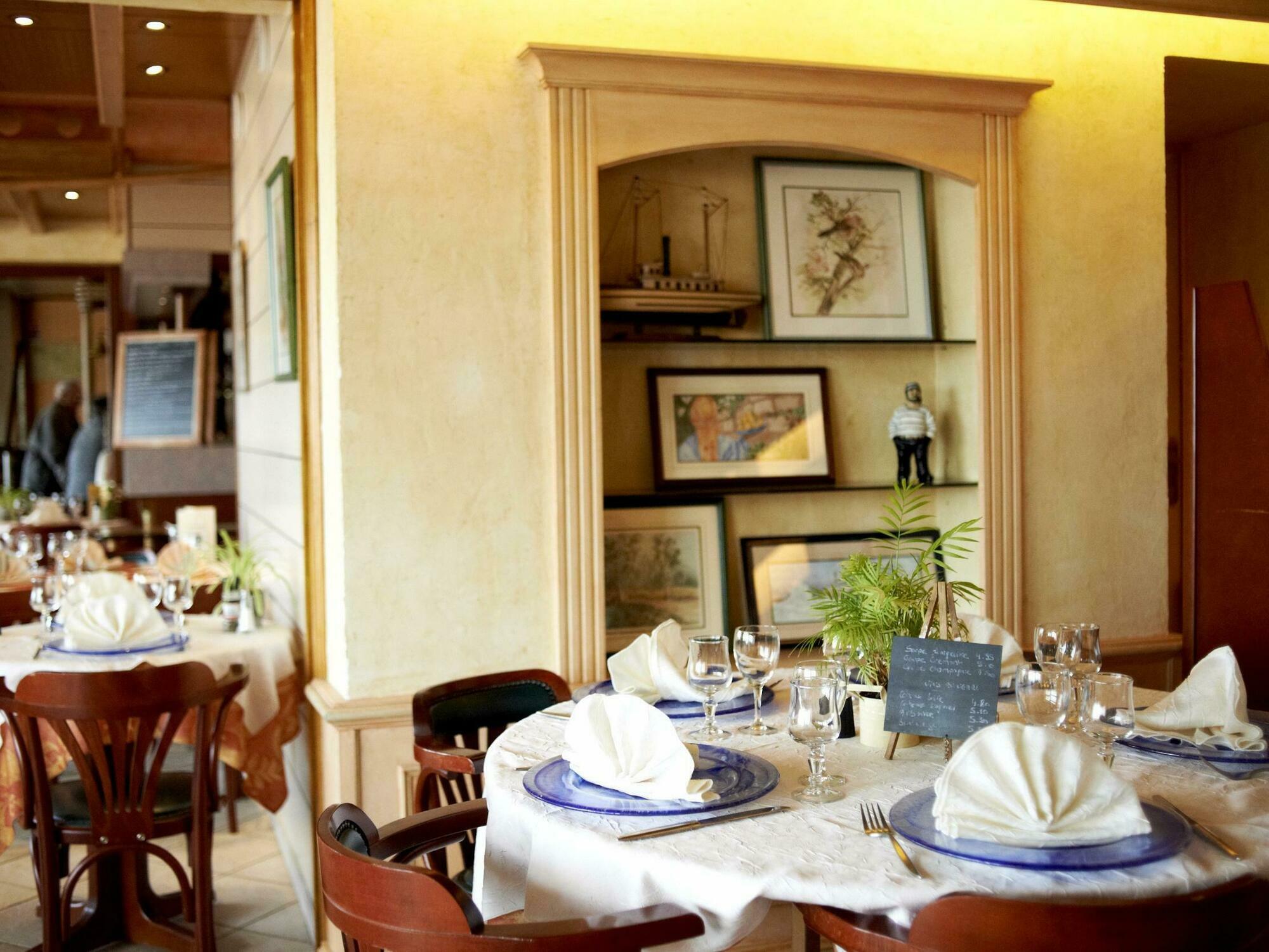 Logis Hotels - Au Poisson D'Argent - Hotel 3 Etoiles Et Restaurant Le Mesnil-en-Vallée Esterno foto