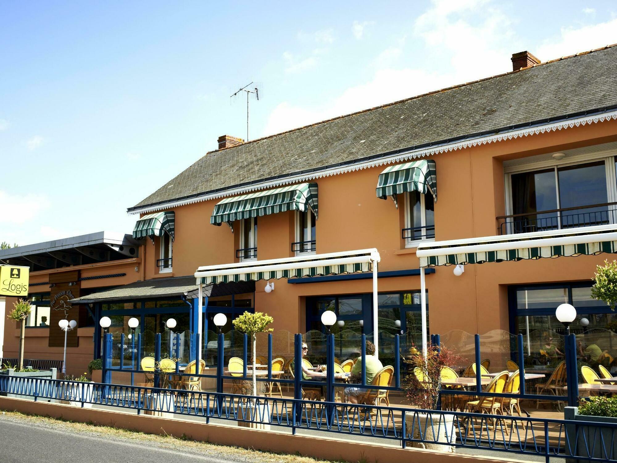 Hotel Logis Au Poisson D'Argent Le Mesnil-en-Vallée Esterno foto